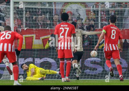 23-02-2023: Sport: Union Berlin gegen Ajax BERLIN, DEUTSCHLAND - FEBRUAR 23: Robin Knoche (Union Berlin) erzielt die 1-0 im Spiel 1. FC Union Berlin Stockfoto