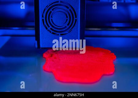 3D Drucker, der ein physisches rotes 3D-Modell mit Kunststoffdraht-Filament erstellt Stockfoto