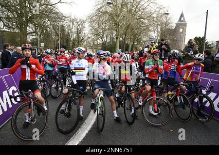 Dänische Cecilie Uttrup Ludwig von FDJ-Suez, niederländische Annemiek van Vleuten von Movistar Team, polnische Katarzyna Niewiadoma von Canyon-SRAM, belgische Kim De Baat von Fenix-Deceuninck, italienische Elisa Balsamo von Trek-Segafredo, Niederländische Riejanne Markus von Team Jumbo-Visma und belgische Lotte Kopecky von SD Worx zu Beginn des eintägigen Radrennen für Frauen Omloop Het Nieuwsblad, zum ersten Mal Teil der Women's World Tour Races, 132,2 km von Gent nach Ninove, Samstag, 25. Februar 2023. BELGA FOTO TOM GOYVAERTS Kredit: Belga News Agency/Alamy Live News Stockfoto