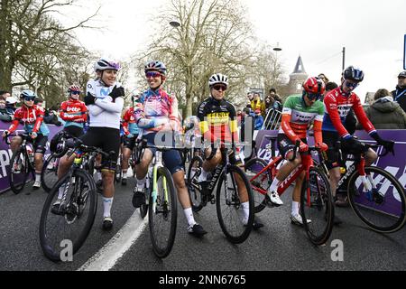 Holländisch Annemiek van Vleuten von Movistar Team, polnische Katarzyna Niewiadoma von Canyon-SRAM, belgische Kim De Baat von Fenix-Deceuninck, italienische Elisa Balsamo von Trek-Segafredo, niederländische Riejanne Markus von Team Jumbo-Visma und zu Beginn des eintägigen Radrennens der Frauen, NieublasHet, NieublasHet Zum ersten Mal Teil der Women's World Tour Rennen, 132,2 km von Gent nach Ninove, Samstag, 25. Februar 2023. BELGA FOTO TOM GOYVAERTS Kredit: Belga News Agency/Alamy Live News Stockfoto