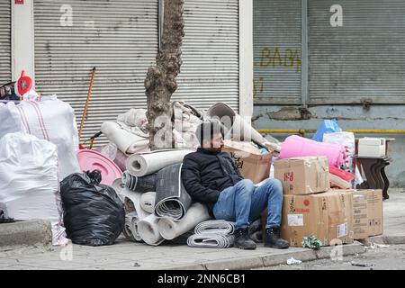 Ein trauriger Mensch, dessen Haus beim Erdbeben in Diyarbakir beschädigt wurde, wird mit den Haushaltsgegenständen gesehen, die er retten konnte. Aufgrund schwerer Erdbeben in Diyarbakir wurden 7 Gebäude vollständig eingestürzt und zerstört, insgesamt 407 Menschen starben und rund 900 Menschen wurden verletzt. Nach dem Erdbeben wurden 45 149 Gebäude in Diyarbak überprüft. Es wurde festgestellt, dass 1110 Gebäude, in denen 8.284 Familien leben, schwer beschädigt sind, und diese Gebäude werden sofort abgerissen. Es wurde festgestellt, dass 1044 Gebäude, in denen 12 106 Familien lebten, mäßig d waren Stockfoto