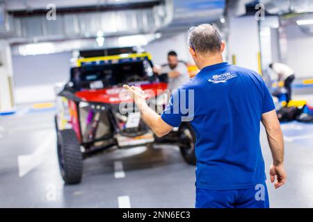 323 ZI Yungang (chn), WANG Zengrong (chn), BAIC ORC, G Rally Team OT3, Ambiance during the Scrutineering of the 2023 Abu Dhabi Desert Challenge, 2. Runde der Saison 2023 W2RC, am 25. Februar 2023 im ADNOC Business Center, Abu Dhabi - Photo Bastien Roux / DPPI Gutschrift: DPPI Media/Alamy Live News Stockfoto