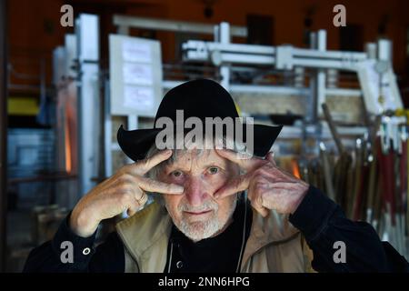 Lindava, Tschechische Republik. 02. Okt. 2015. DOSSIER – in der Akte Foto des slowakischen Regisseurs Juraj Jakubisko in Lindava, Tschechische Republik, 2. Oktober 2015. Einer der führenden Filmemacher der tschechoslowakischen Neuen Filmwelle der 1960er Jahre starb in Prag, wo er am Freitag, den 24. Februar, lebte. 2023. Er war 84. Kredit: Radek Petrasek/CTK Photo/Alamy Live News Stockfoto
