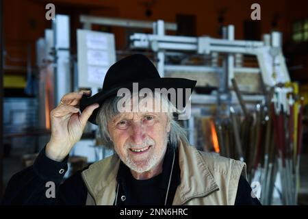 Lindava, Tschechische Republik. 02. Okt. 2015. DOSSIER – in der Akte Foto des slowakischen Regisseurs Juraj Jakubisko in Lindava, Tschechische Republik, 2. Oktober 2015. Einer der führenden Filmemacher der tschechoslowakischen Neuen Filmwelle der 1960er Jahre starb in Prag, wo er am Freitag, den 24. Februar, lebte. 2023. Er war 84. Kredit: Radek Petrasek/CTK Photo/Alamy Live News Stockfoto