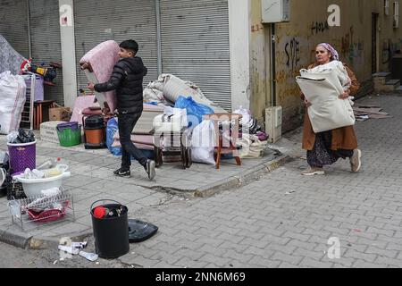 20. Februar 2023, Diyarbakir, Türkei: Eine Frau und ihr Sohn werden dabei gesehen, wie sie ihre Habseligkeiten aus ihrem beschädigten Zuhause retteten. Aufgrund schwerer Erdbeben in Diyarbakir wurden 7 Gebäude vollständig eingestürzt und zerstört, insgesamt 407 Menschen starben und rund 900 Menschen wurden verletzt. Nach dem Erdbeben wurden 45 149 Gebäude in Diyarbak überprüft. Es wurde festgestellt, dass 1110 Gebäude, in denen 8.284 Familien leben, schwer beschädigt sind, und diese Gebäude werden sofort abgerissen. Es wurde festgestellt, dass 1044 Gebäude, in denen 12 106 Familien lebten, mäßig beschädigt waren Stockfoto