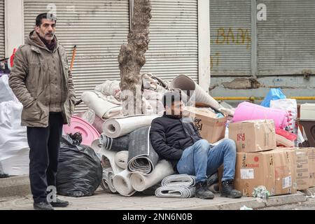 20. Februar 2023, Diyarbakir, Türkei: Eine sehr traurige Familie wird dabei gesehen, wie sie ihre Sachen aus ihren Gebäuden rettete, die bei den Erdbeben in Diyarbakir beschädigt wurden. Aufgrund schwerer Erdbeben in Diyarbakir wurden 7 Gebäude vollständig eingestürzt und zerstört, insgesamt 407 Menschen starben und rund 900 Menschen wurden verletzt. Nach dem Erdbeben wurden 45 149 Gebäude in Diyarbak überprüft. Es wurde festgestellt, dass 1110 Gebäude, in denen 8.284 Familien leben, schwer beschädigt sind, und diese Gebäude werden sofort abgerissen. Es wurde festgelegt, dass 1044 Gebäude, in denen 12 106 fa Stockfoto