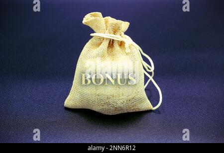 Ein Sack Münzen mit der Aufschrift "Bonus " Stockfoto