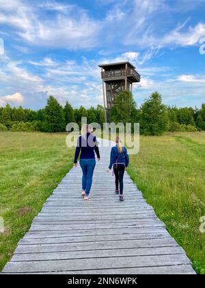 Frau und Kind im schwarzen Moor, Rhoen-Gebirge, Deutschland Stockfoto