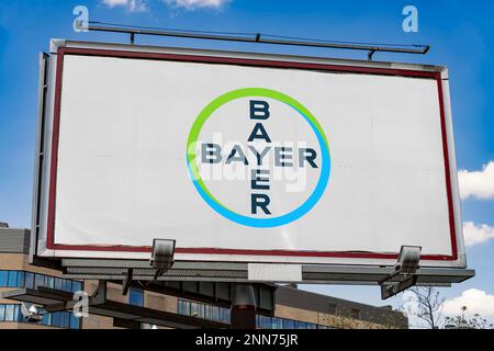 POZNAN, POL - 11. JANUAR 2023: Werbetafel mit Logo der Bayer AG, einem multinationalen deutschen Pharma- und Biotechnologieunternehmen Stockfoto
