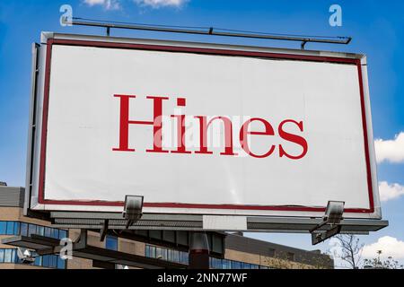 POZNAN, POL – 8. FEBRUAR 2023: Reklametafel mit dem Logo von Hines Interest Limited Partnership, einem Privatunternehmen, das in ein investiert Stockfoto
