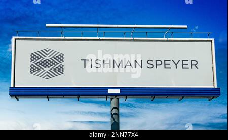 POZNAN, POL – 8. FEBRUAR 2023: Werbetafel mit Logo von Tishman Speyer Properties, einem amerikanischen Unternehmen, das in Immobilien investiert Stockfoto