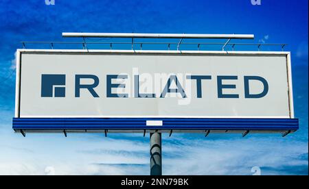 POZNAN, POL – 8. FEBRUAR 2023: Reklametafel mit dem Logo der verbundenen Unternehmen, einer amerikanischen Immobilienfirma in New York City Stockfoto