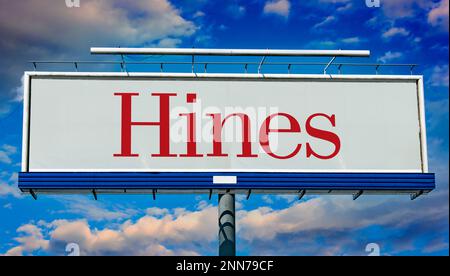 POZNAN, POL – 8. FEBRUAR 2023: Reklametafel mit dem Logo von Hines Interest Limited Partnership, einem Privatunternehmen, das in ein investiert Stockfoto