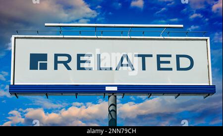 POZNAN, POL – 8. FEBRUAR 2023: Reklametafel mit dem Logo der verbundenen Unternehmen, einer amerikanischen Immobilienfirma in New York City Stockfoto