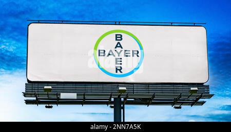 POZNAN, POL - 11. JANUAR 2023: Werbetafel mit Logo der Bayer AG, einem multinationalen deutschen Pharma- und Biotechnologieunternehmen Stockfoto