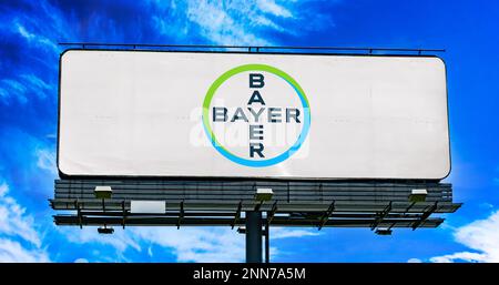 POZNAN, POL - 11. JANUAR 2023: Werbetafel mit Logo der Bayer AG, einem multinationalen deutschen Pharma- und Biotechnologieunternehmen Stockfoto