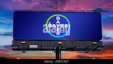 POZNAN, POL - 11. JANUAR 2023: Werbetafel mit Logo der Bayer AG, einem multinationalen deutschen Pharma- und Biotechnologieunternehmen Stockfoto