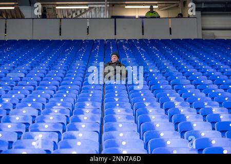 Liverpool, Großbritannien. 25. Februar 2023 Everton-Fan während des Premier League-Spiels zwischen Everton und Aston Villa im Goodison Park, Liverpool am Samstag, den 25. Februar 2023. (Foto: Mike Morese | MI News) Guthaben: MI News & Sport /Alamy Live News Stockfoto