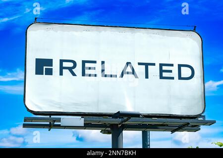 POZNAN, POL – 8. FEBRUAR 2023: Reklametafel mit dem Logo der verbundenen Unternehmen, einer amerikanischen Immobilienfirma in New York City Stockfoto