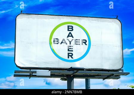 POZNAN, POL - 11. JANUAR 2023: Werbetafel mit Logo der Bayer AG, einem multinationalen deutschen Pharma- und Biotechnologieunternehmen Stockfoto