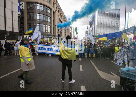 Brüssel, Belgien. 25. Februar 2023. Das Schaubild zeigt eine nationale Demonstration der Solidarität mit der Ukraine, die gestern genau ein Jahr nach der Invasion Russlands in der Ukraine am Samstag, den 25. Februar 2023, in Brüssel gedauert hat. Die Demonstration in Brüssel ist gegen den Krieg, fordert Frieden in der Ukraine und fordert den sofortigen Abzug aller russischen Truppen. Die Demonstration in Brüssel ist Teil einer globalen Aktionswoche BELGA FOTO NICOLAS MAETERLINCK Credit: Belga News Agency/Alamy Live News Stockfoto