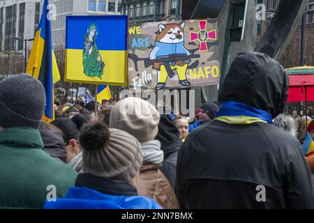 Brüssel, Belgien. 25. Februar 2023. Das Schaubild zeigt eine nationale Demonstration der Solidarität mit der Ukraine, die gestern genau ein Jahr nach der Invasion Russlands in der Ukraine am Samstag, den 25. Februar 2023, in Brüssel gedauert hat. Die Demonstration in Brüssel ist gegen den Krieg, fordert Frieden in der Ukraine und fordert den sofortigen Abzug aller russischen Truppen. Die Demonstration in Brüssel ist Teil einer globalen Aktionswoche BELGA FOTO NICOLAS MAETERLINCK Credit: Belga News Agency/Alamy Live News Stockfoto