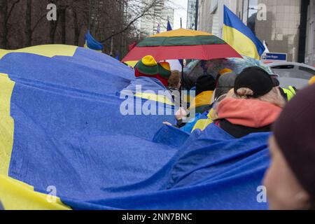 Brüssel, Belgien. 25. Februar 2023. Das Schaubild zeigt eine nationale Demonstration der Solidarität mit der Ukraine, die gestern genau ein Jahr nach der Invasion Russlands in der Ukraine am Samstag, den 25. Februar 2023, in Brüssel gedauert hat. Die Demonstration in Brüssel ist gegen den Krieg, fordert Frieden in der Ukraine und fordert den sofortigen Abzug aller russischen Truppen. Die Demonstration in Brüssel ist Teil einer globalen Aktionswoche BELGA FOTO NICOLAS MAETERLINCK Credit: Belga News Agency/Alamy Live News Stockfoto