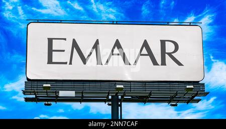 POZNAN, POL – 8. FEBRUAR 2023: Reklametafel mit dem Logo von Emaar Properties, einem multinationalen Immobilienentwicklungsunternehmen mit Sitz im Stockfoto