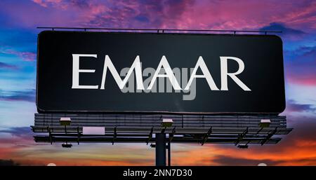 POZNAN, POL – 8. FEBRUAR 2023: Reklametafel mit dem Logo von Emaar Properties, einem multinationalen Immobilienentwicklungsunternehmen mit Sitz im Stockfoto