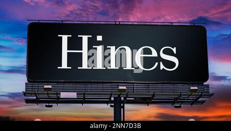 POZNAN, POL – 8. FEBRUAR 2023: Reklametafel mit dem Logo von Hines Interest Limited Partnership, einem Privatunternehmen, das in ein investiert Stockfoto