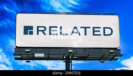 POZNAN, POL – 8. FEBRUAR 2023: Reklametafel mit dem Logo der verbundenen Unternehmen, einer amerikanischen Immobilienfirma in New York City Stockfoto