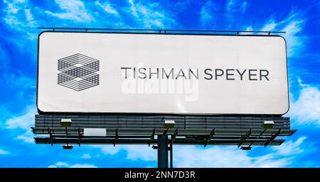 POZNAN, POL – 8. FEBRUAR 2023: Werbetafel mit Logo von Tishman Speyer Properties, einem amerikanischen Unternehmen, das in Immobilien investiert Stockfoto