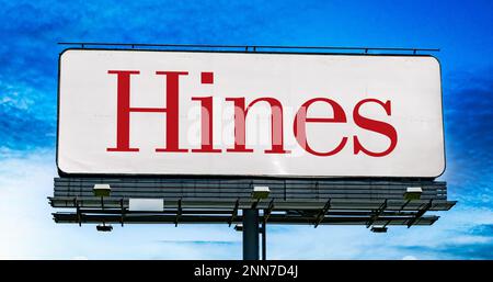 POZNAN, POL – 8. FEBRUAR 2023: Reklametafel mit dem Logo von Hines Interest Limited Partnership, einem Privatunternehmen, das in ein investiert Stockfoto