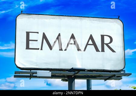 POZNAN, POL – 8. FEBRUAR 2023: Reklametafel mit dem Logo von Emaar Properties, einem multinationalen Immobilienentwicklungsunternehmen mit Sitz im Stockfoto