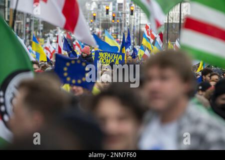 Brüssel, Belgien. 25. Februar 2023. Das Schaubild zeigt eine nationale Demonstration der Solidarität mit der Ukraine, die gestern genau ein Jahr nach der Invasion Russlands in der Ukraine am Samstag, den 25. Februar 2023, in Brüssel gedauert hat. Die Demonstration in Brüssel ist gegen den Krieg, fordert Frieden in der Ukraine und fordert den sofortigen Abzug aller russischen Truppen. Die Demonstration in Brüssel ist Teil einer globalen Aktionswoche BELGA FOTO NICOLAS MAETERLINCK Credit: Belga News Agency/Alamy Live News Stockfoto