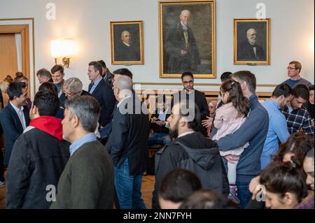 Kiel, Deutschland, 25. Februar 2023, der dänische Staatsbürger Wirtschaftsminister Claus Ruhe Madsen und weitere Personen erhalten während einer feierlic Stockfoto