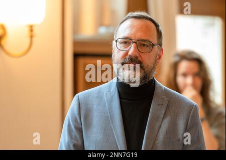 Kiel, Deutschland, 25. Februar 2023, der dänische Staatsbürger Wirtschaftsminister Claus Ruhe Madsen und weitere Personen erhalten während einer feierlic Stockfoto