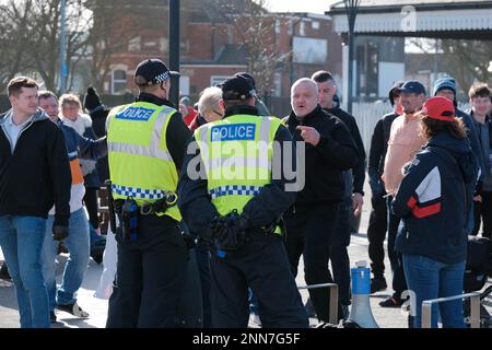 Tower Gardens, Skegness UK, 25. Februar 2023. Demonstranten marschieren vom Bahnhof in die Tower Gardens und demonstrieren gegen die Zahl der Asylbewerber, die in fünf Hotels am Meer untergebracht sind. Kredit: Mark Lear / Alamy Live News Stockfoto