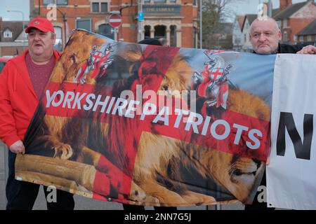 Tower Gardens, Skegness UK, 25. Februar 2023. Demonstranten marschieren vom Bahnhof in die Tower Gardens und demonstrieren gegen die Zahl der Asylbewerber, die in fünf Hotels am Meer untergebracht sind. Kredit: Mark Lear / Alamy Live News Stockfoto