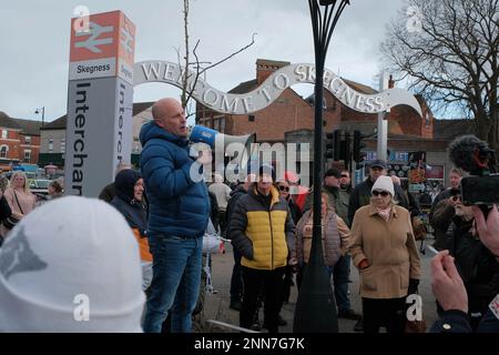 Tower Gardens, Skegness UK, 25. Februar 2023. Demonstranten marschieren vom Bahnhof in die Tower Gardens und demonstrieren gegen die Zahl der Asylbewerber, die in fünf Hotels am Meer untergebracht sind. Kredit: Mark Lear / Alamy Live News Stockfoto