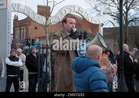 Tower Gardens, Skegness UK, 25. Februar 2023. Demonstranten marschieren vom Bahnhof in die Tower Gardens und demonstrieren gegen die Zahl der Asylbewerber, die in fünf Hotels am Meer untergebracht sind. Kredit: Mark Lear / Alamy Live News Stockfoto