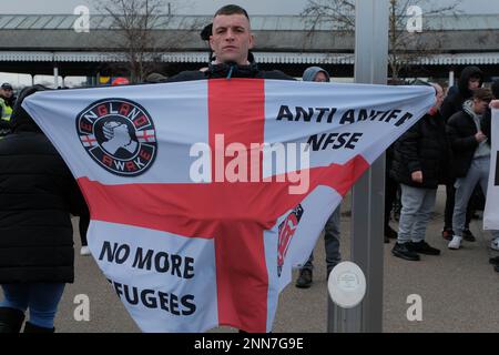 Tower Gardens, Skegness UK, 25. Februar 2023. Demonstranten marschieren vom Bahnhof in die Tower Gardens und demonstrieren gegen die Zahl der Asylbewerber, die in fünf Hotels am Meer untergebracht sind. Kredit: Mark Lear / Alamy Live News Stockfoto