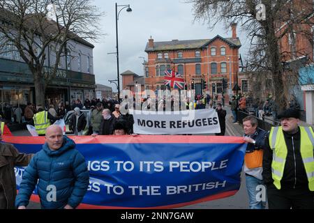 Tower Gardens, Skegness UK, 25. Februar 2023. Demonstranten marschieren vom Bahnhof in die Tower Gardens und demonstrieren gegen die Zahl der Asylbewerber, die in fünf Hotels am Meer untergebracht sind. Kredit: Mark Lear / Alamy Live News Stockfoto