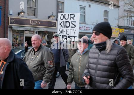 Tower Gardens, Skegness UK, 25. Februar 2023. Demonstranten marschieren vom Bahnhof in die Tower Gardens und demonstrieren gegen die Zahl der Asylbewerber, die in fünf Hotels am Meer untergebracht sind. Kredit: Mark Lear / Alamy Live News Stockfoto