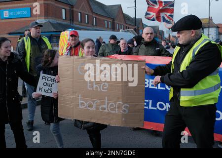 Tower Gardens, Skegness UK, 25. Februar 2023. Demonstranten marschieren vom Bahnhof in die Tower Gardens und demonstrieren gegen die Zahl der Asylbewerber, die in fünf Hotels am Meer untergebracht sind. Kredit: Mark Lear / Alamy Live News Stockfoto