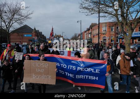 Tower Gardens, Skegness UK, 25. Februar 2023. Demonstranten marschieren vom Bahnhof in die Tower Gardens und demonstrieren gegen die Zahl der Asylbewerber, die in fünf Hotels am Meer untergebracht sind. Kredit: Mark Lear / Alamy Live News Stockfoto