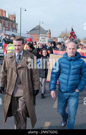 Tower Gardens, Skegness UK, 25. Februar 2023. Demonstranten marschieren vom Bahnhof in die Tower Gardens und demonstrieren gegen die Zahl der Asylbewerber, die in fünf Hotels am Meer untergebracht sind. Kredit: Mark Lear / Alamy Live News Stockfoto