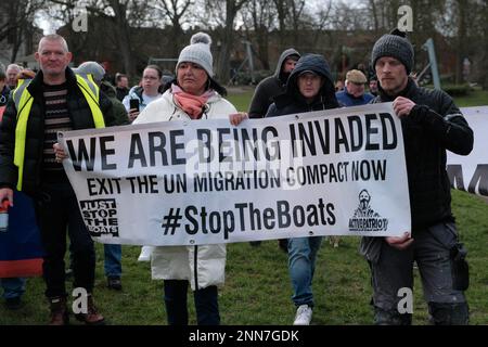 Tower Gardens, Skegness UK, 25. Februar 2023. Demonstranten marschieren vom Bahnhof in die Tower Gardens und demonstrieren gegen die Zahl der Asylbewerber, die in fünf Hotels am Meer untergebracht sind. Kredit: Mark Lear / Alamy Live News Stockfoto