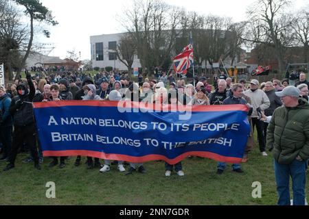 Tower Gardens, Skegness UK, 25. Februar 2023. Demonstranten marschieren vom Bahnhof in die Tower Gardens und demonstrieren gegen die Zahl der Asylbewerber, die in fünf Hotels am Meer untergebracht sind. Kredit: Mark Lear / Alamy Live News Stockfoto