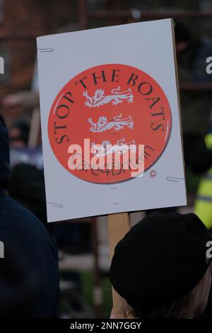 Tower Gardens, Skegness UK, 25. Februar 2023. Demonstranten marschieren vom Bahnhof in die Tower Gardens und demonstrieren gegen die Zahl der Asylbewerber, die in fünf Hotels am Meer untergebracht sind. Kredit: Mark Lear / Alamy Live News Stockfoto